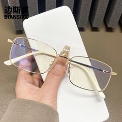 80056新型の四角枠の青い光のメガネの女性の韓国版の金属のフレームのネットの赤いすっぴんの平光のメガネは度数を配合することができます。