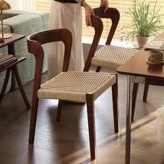 レトロなスタイルのロープ編み椅子を備えたシンプルな無垢材のダイニングチェア、デザイナーのリックチェア、ホームリビングルームの積み重ね可能なロープ編みダイニングチェア