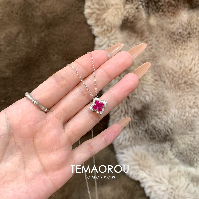 闪钻红宝石四叶草吊坠项链高端时尚春夏精致高级感颈链2025年新款