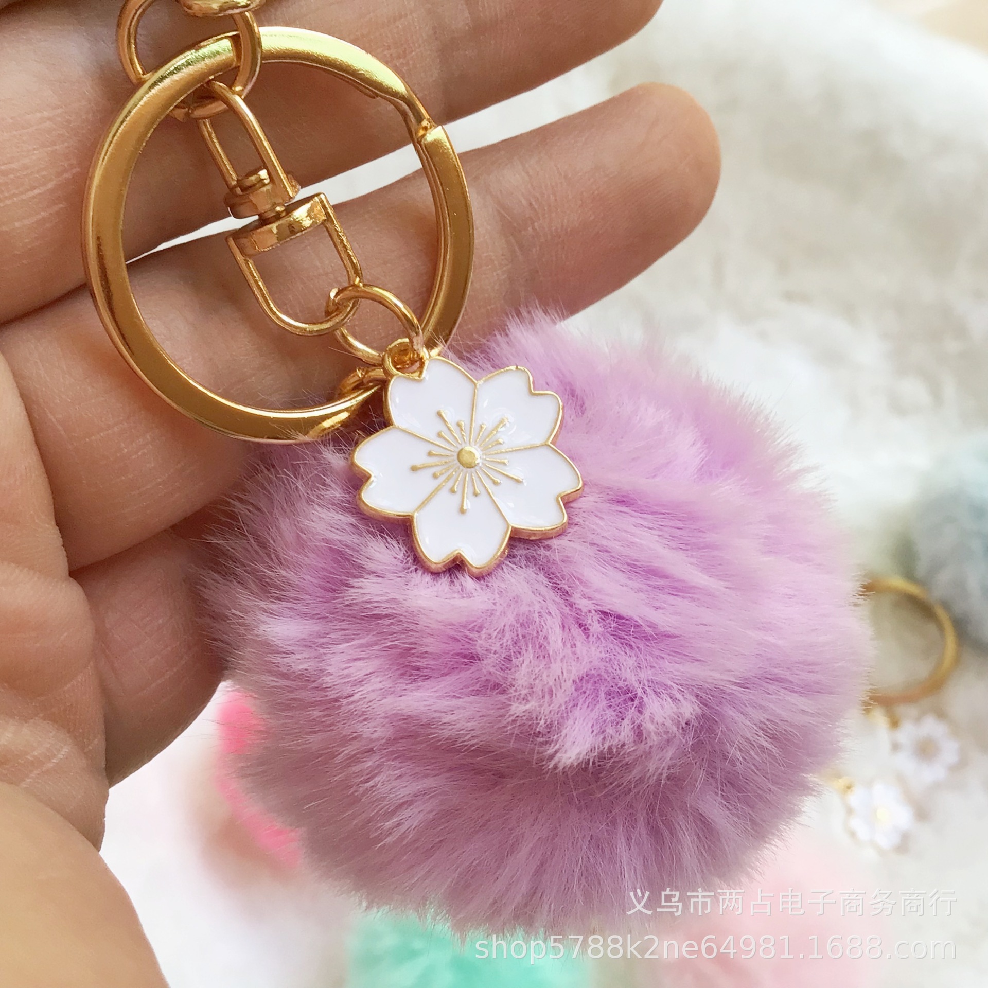 Spot aleación transfronteriza gota aceite flor de cerezo colgante llavero colgante de bola de pelo 5cm imitación conejo rex bola de pelo colgante de flor de durazno