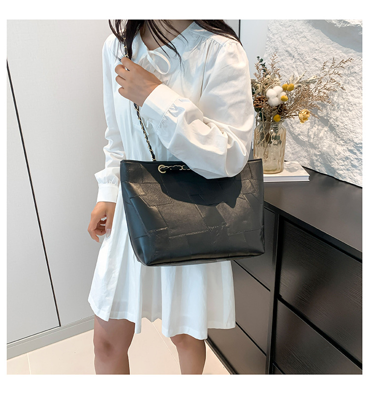 Women's Large Capacity Shoulder Tote Bag With Chain Detail_voghion.com