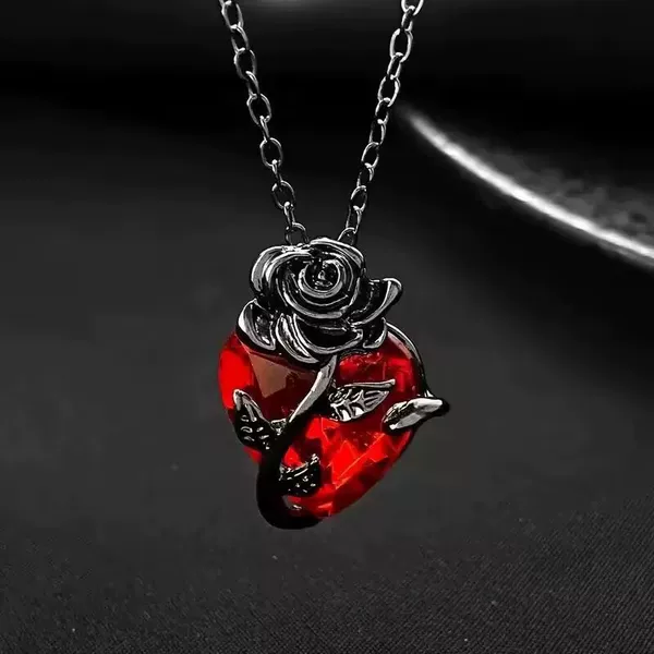 European and American Love Rose Necklace Gothic Diablo Design Sense Winding Flower Heart-Shaped Clavicle Chain Birthday Gift