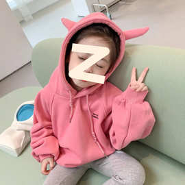 女童冬装加绒一体绒卫衣2024新款小童洋气韩版连帽恶魔角加厚上衣