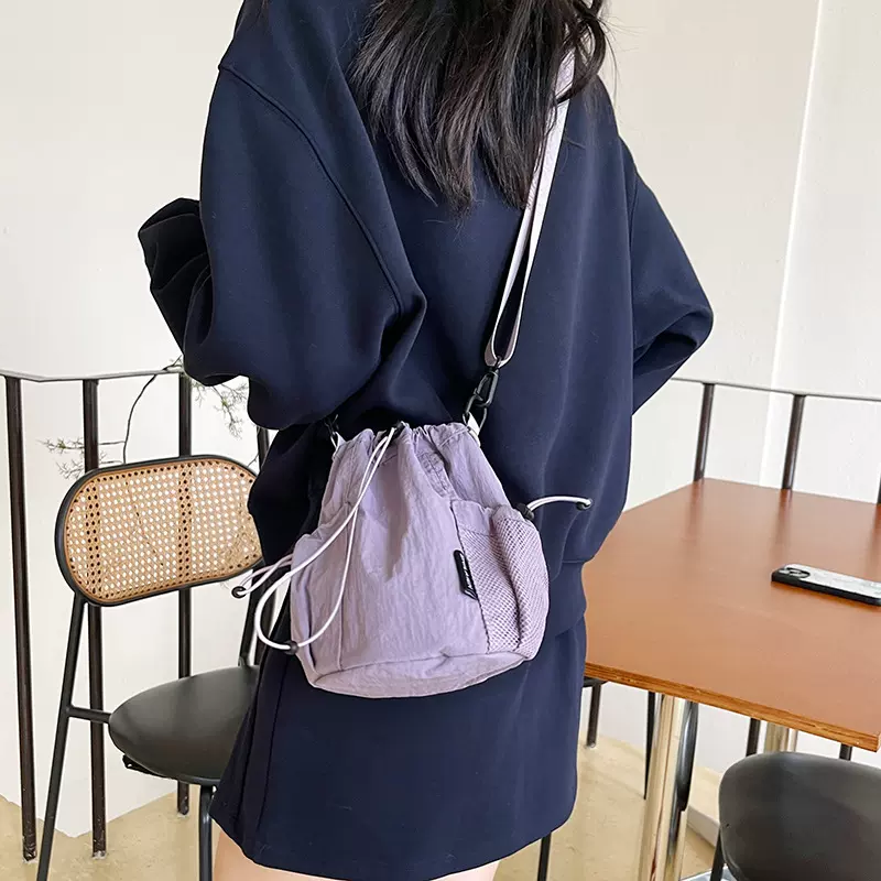 2025夏季尼龙休闲斜挎包包女时尚抽绳束口水桶包外出百搭手机包