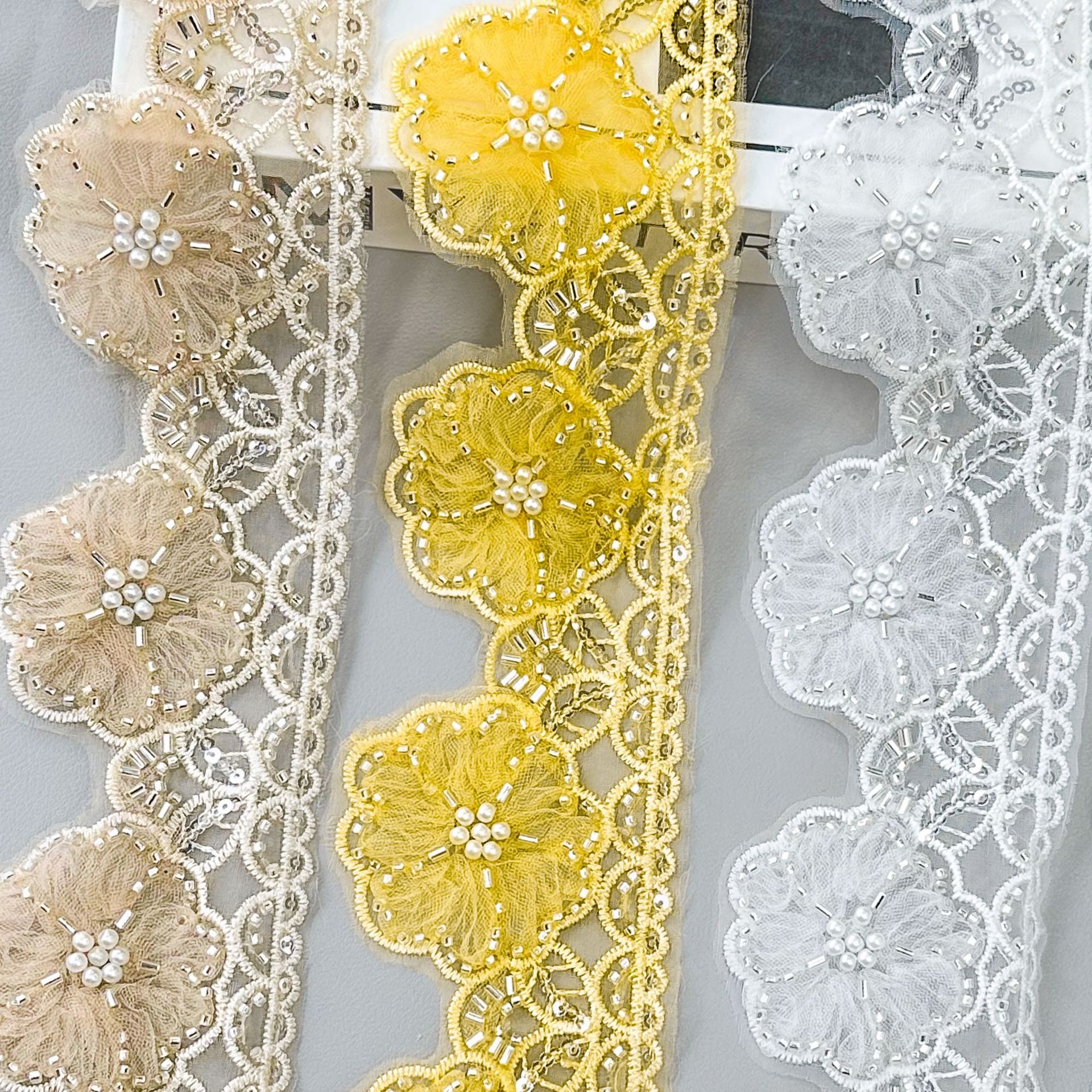 Coloridas flores de perlas encaje beige amarillo blanco azul ropa de cuatro colores DIY decoración ropa infantil ropa de mujer vestido para el hogar