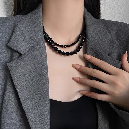The black bead necklace with a vintage and luxurious light luxury cool style, the same as Korean blogger Fever, for women.
