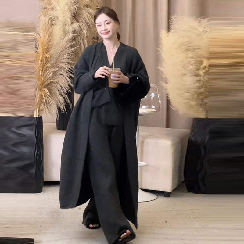 "Architektonischer Strick-Poweranzug – Ärmellose Weste + Hose mit weitem Bein | Monochromer Minimalismus für Corporate Alchemy"_voghion.com