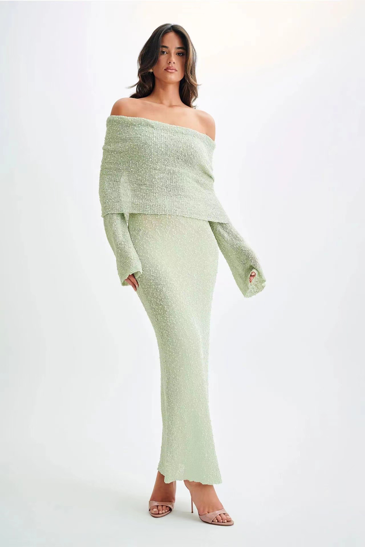 Robe longue à manches longues en maille, épaules dénudées, style français, idéale pour le commerce extérieur transfrontalier (2026)._voghion.com