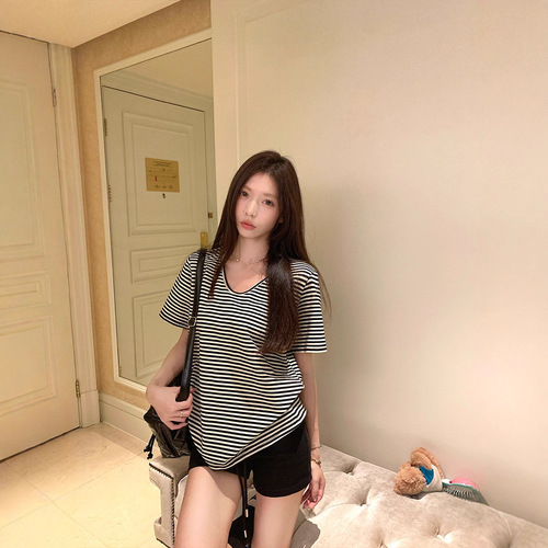 V-neck Short Sleeve Striped T-shirt for Women 2025 Summer New Korean Style Loose and Slimming Square Shoulder Student Top Versatile Top
