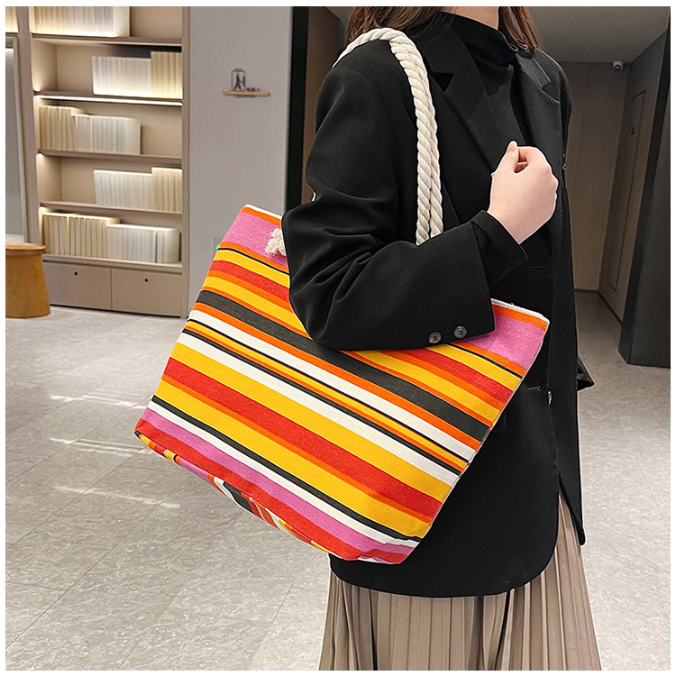 Women's Medium Canvas Geometric Stripe Streetwear Sewing Thread Square Zipper Tote Bag display picture 7