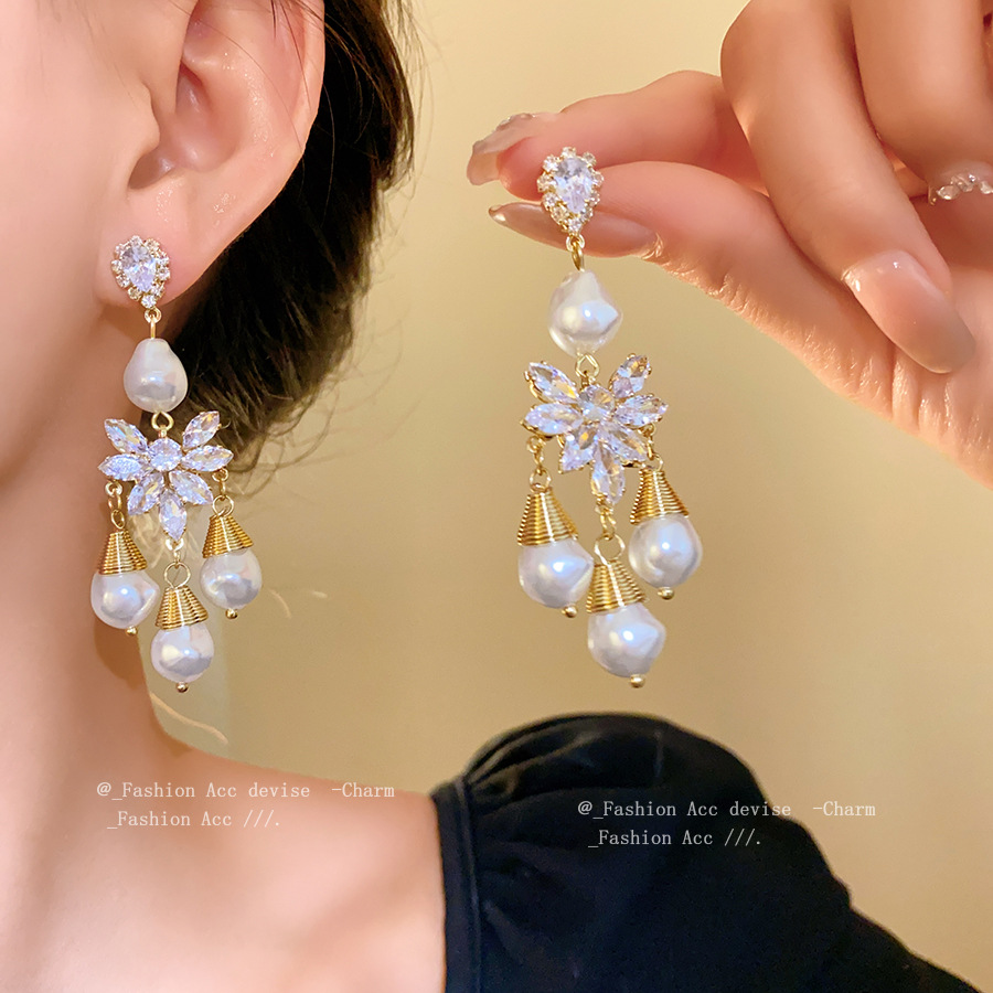 Retro elegant earrings with zircon drop-shaped pearl
