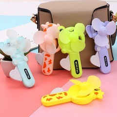 子供の夏のかわいいアニメの手は手を振ってミニファンを振って小型の携帯型の学生寮を持っています。