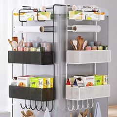 冷蔵庫の棚に壁にラップを掛けて収納します。穴を開けないでください。
