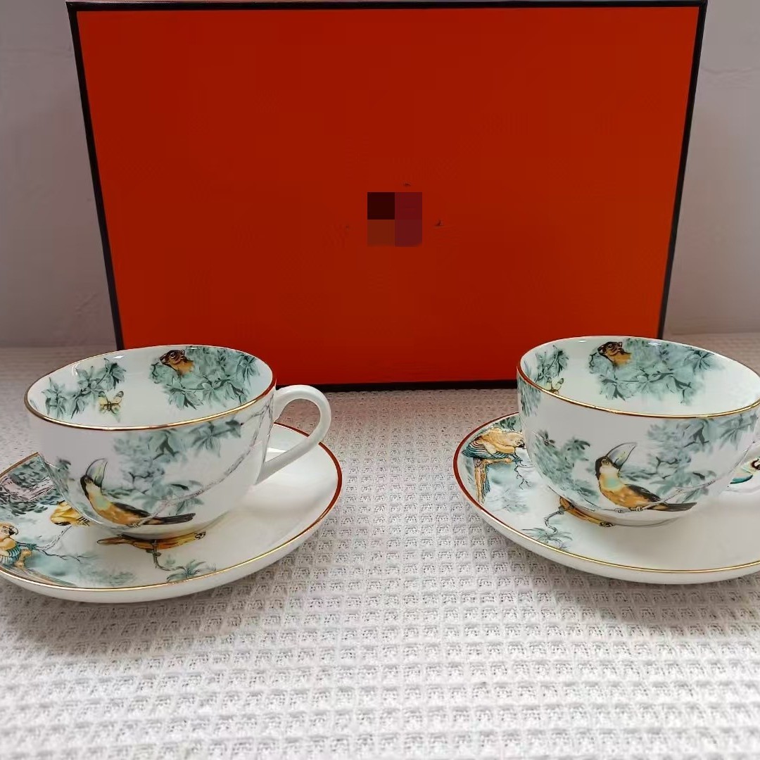 Lujo ligero de estilo europeo, porcelana de hueso de la selva ecuatorial, taza de café, platillo, taza de té de la tarde, juego de caja de regalo, regalo de boda de cumpleaños
