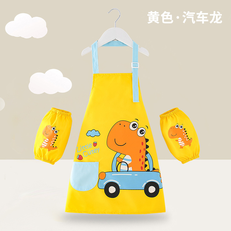 子供のエプロンの絵のカバーの服の男の子の赤ちゃんは食事をします。|undefined