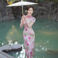 お母さんはチャイナドレスを身に着けています。