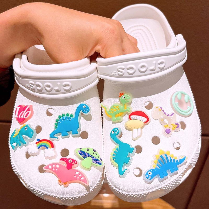 Cross-border e-commerce Amazon international station luminous PVC shoes flower hole shoes shoe buckle garden shoes mobile phone headdress decoration