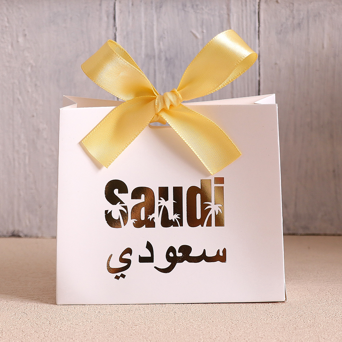 흰색 선물 상자 - 노란색 리본