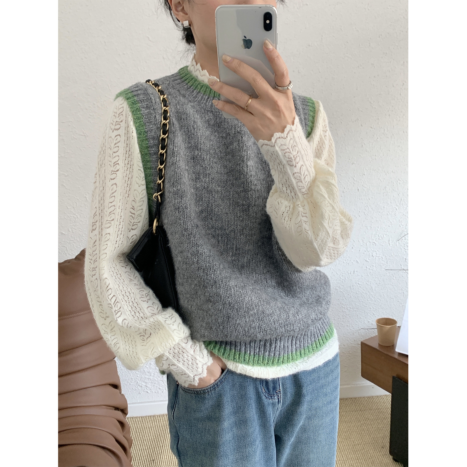 韓代の配色は冬に色をつけて丸首のセーターをかぶせます。