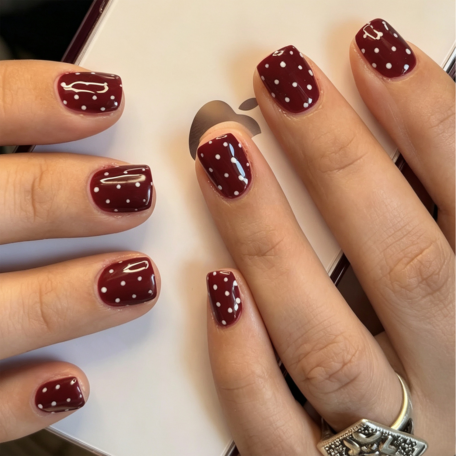 Lefan's best-selling cross-border product is the simple white polka dot short square press-on nails