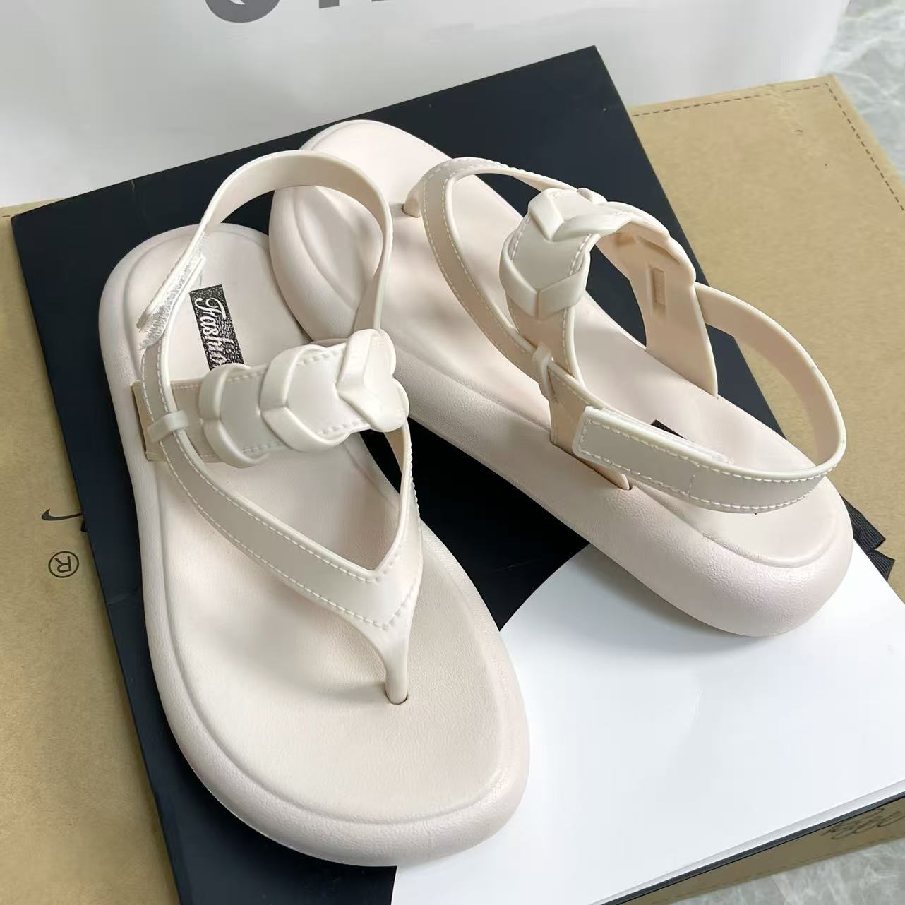 W's Sandals 2026 Summer New Style Outdoor Flat Heel Chic Versatile Fashion Roman Shoes Non-Slip Beach Slippers For_vogvips.com