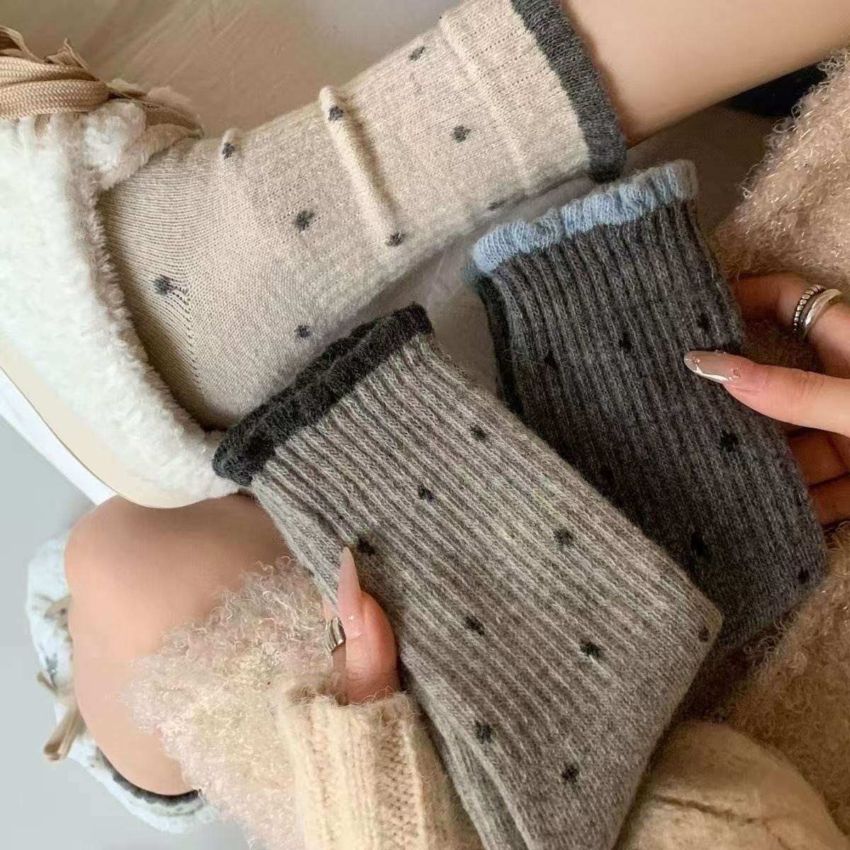 New Autumn and Winter Polka Dot Mid-Calf Socks for Women, Warm and Sweat-Absorbent Cotton Blend, College Style Socks That Don'T Slip Off, Retro Long Socks