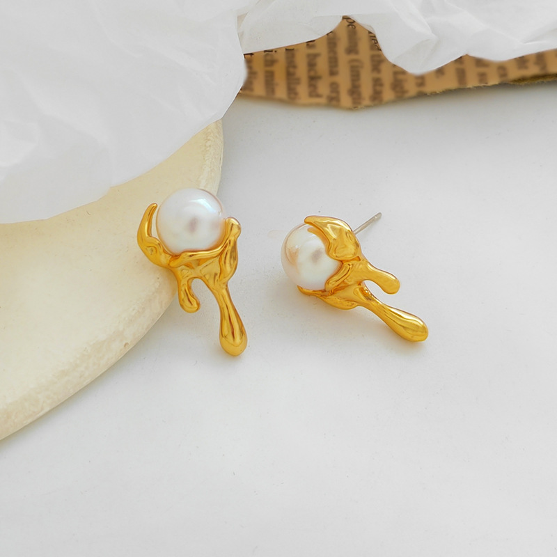 Simple Style Irregular Copper Plating Inlay Pearl Ear Studs 1 Pair