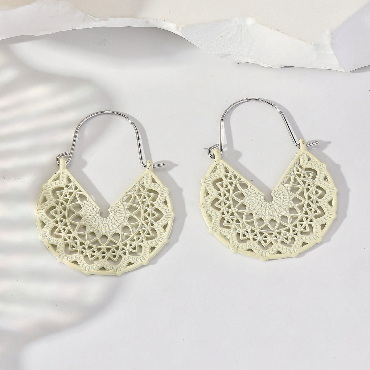 Pendientes de aleación huecos geométricos en forma de V de la moda bohemia de las mujeres de color retro pintura en aerosol todo partido joyería del oído al por mayor