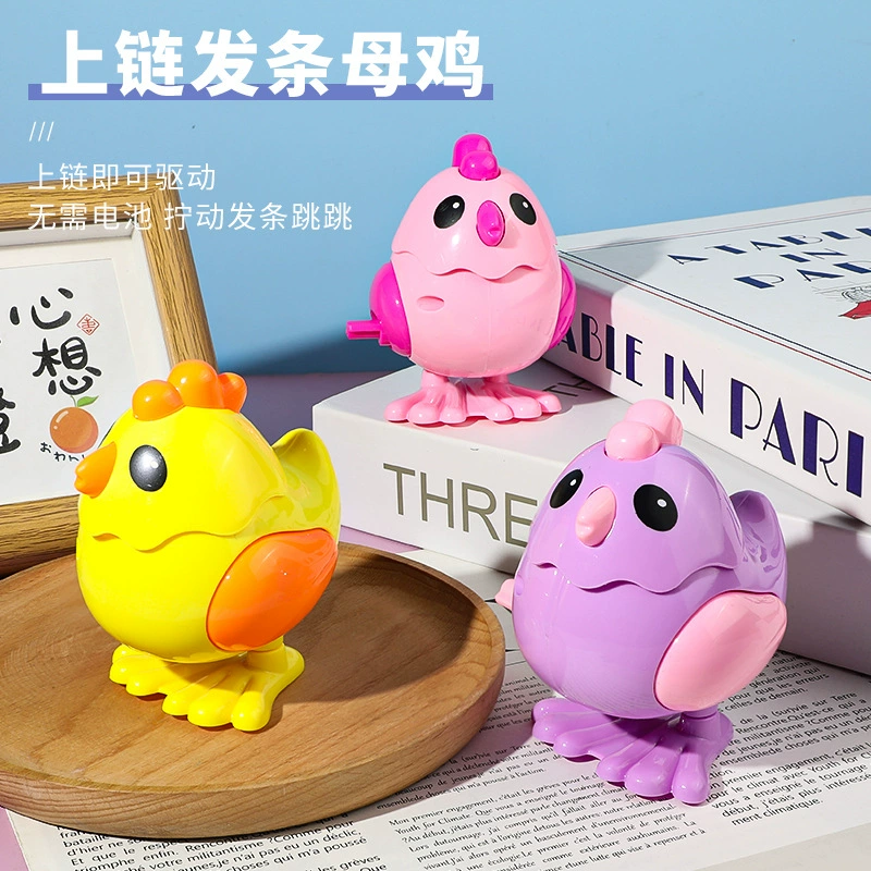Детский заводной цыпленок подпрыгивает по цепочке
