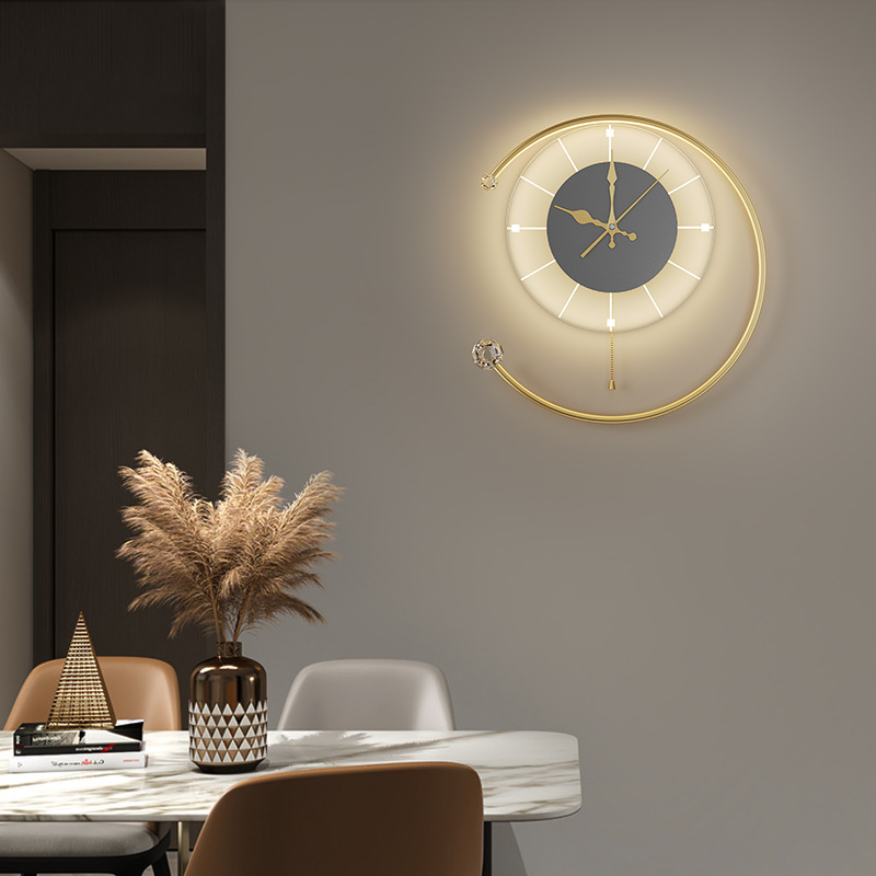 Escaleras de dormitorio lujosas con lámparas de cabecera lujosas reloj lámparas de pared lámparas de fondo TV creativa pared de fondo sala de estar
