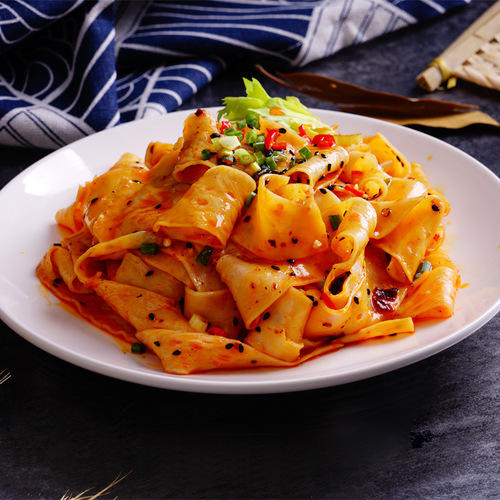 Ah Kuan red oil noodles, spicy and sour sesame sauce flavored rolled noodles, cold noodles, dry mixed wide noodles with a package of instant noodles to satisfy your hunger at night