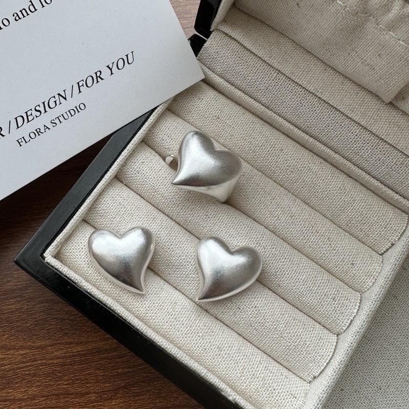 Small design matte earrings