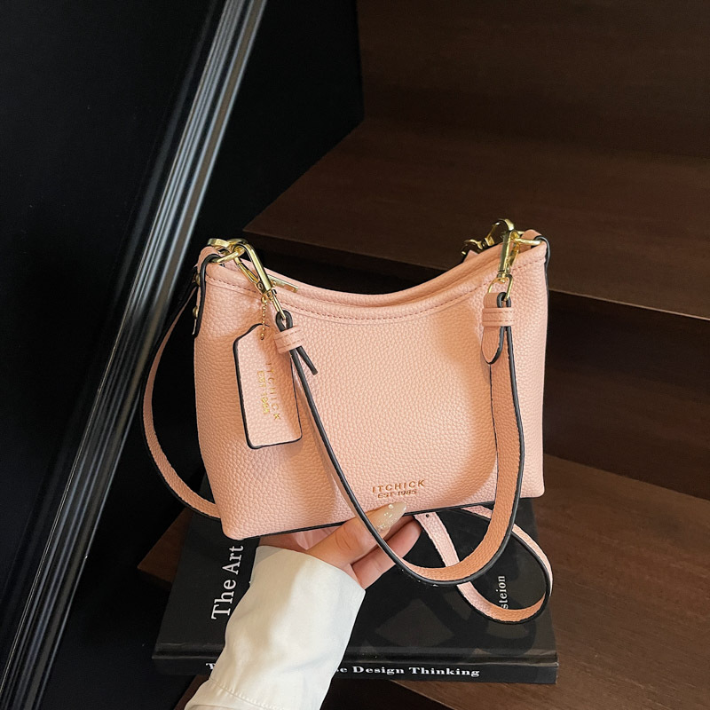 Bolsos populares de este año 2025 verano nuevo bolso femenino bolso de hombro con patrón de lichi simple bolso de mensajero con letras casuales