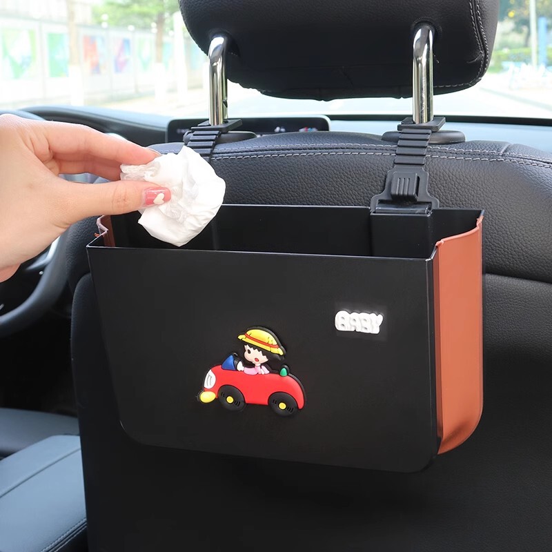 車のゴミ箱の折り畳みネットの赤い車の中でアイデアの後ろの席のかわいいアニメの掛け式の雑物の置物の女性を使います。|undefined