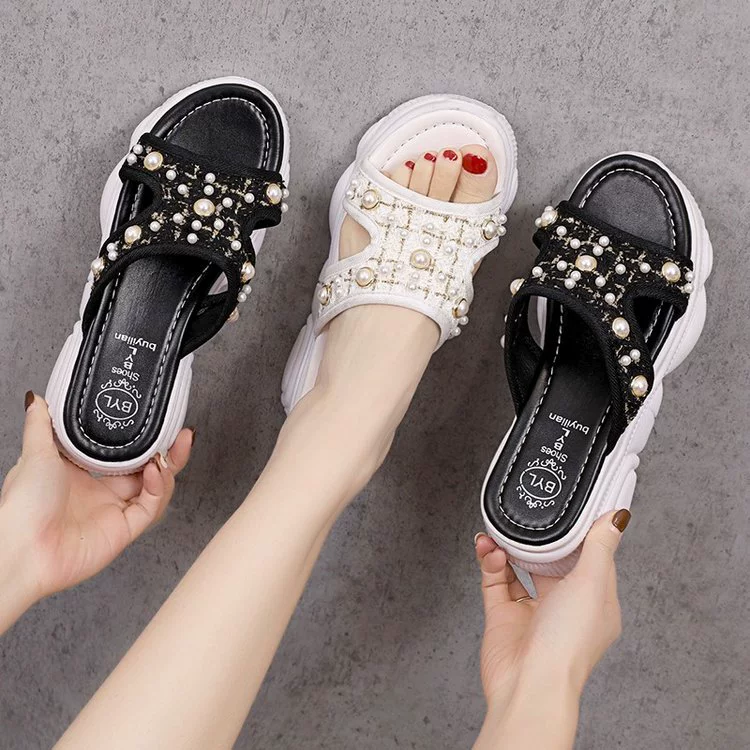 2024 Летние новые жемчуг тапки с толстой подошвы для женской наружной одежды