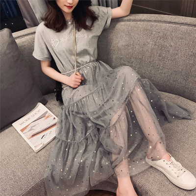 A knee-length shiny world-weary style dress for women, featuring a fresh and sweet chiffon skirt, elegant and stylish, with a small black dress.