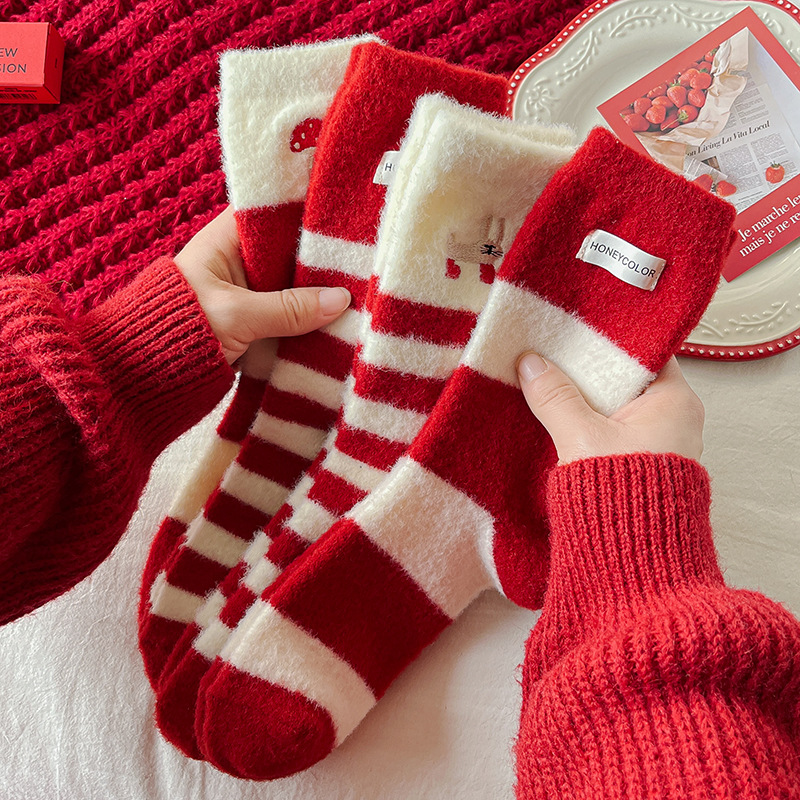 毛絨襪子女中筒襪秋冬季加厚保暖水貂絨襪可愛卡通本命年紅色長襪