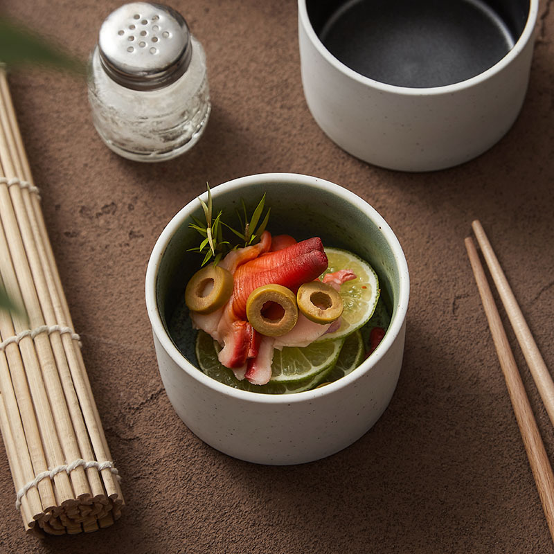 El estilo japonés original y simple de pimienta, platos de sal, platos de postre, condimentos, platos de ensalada de frutas, platos de arroz y cubiertos