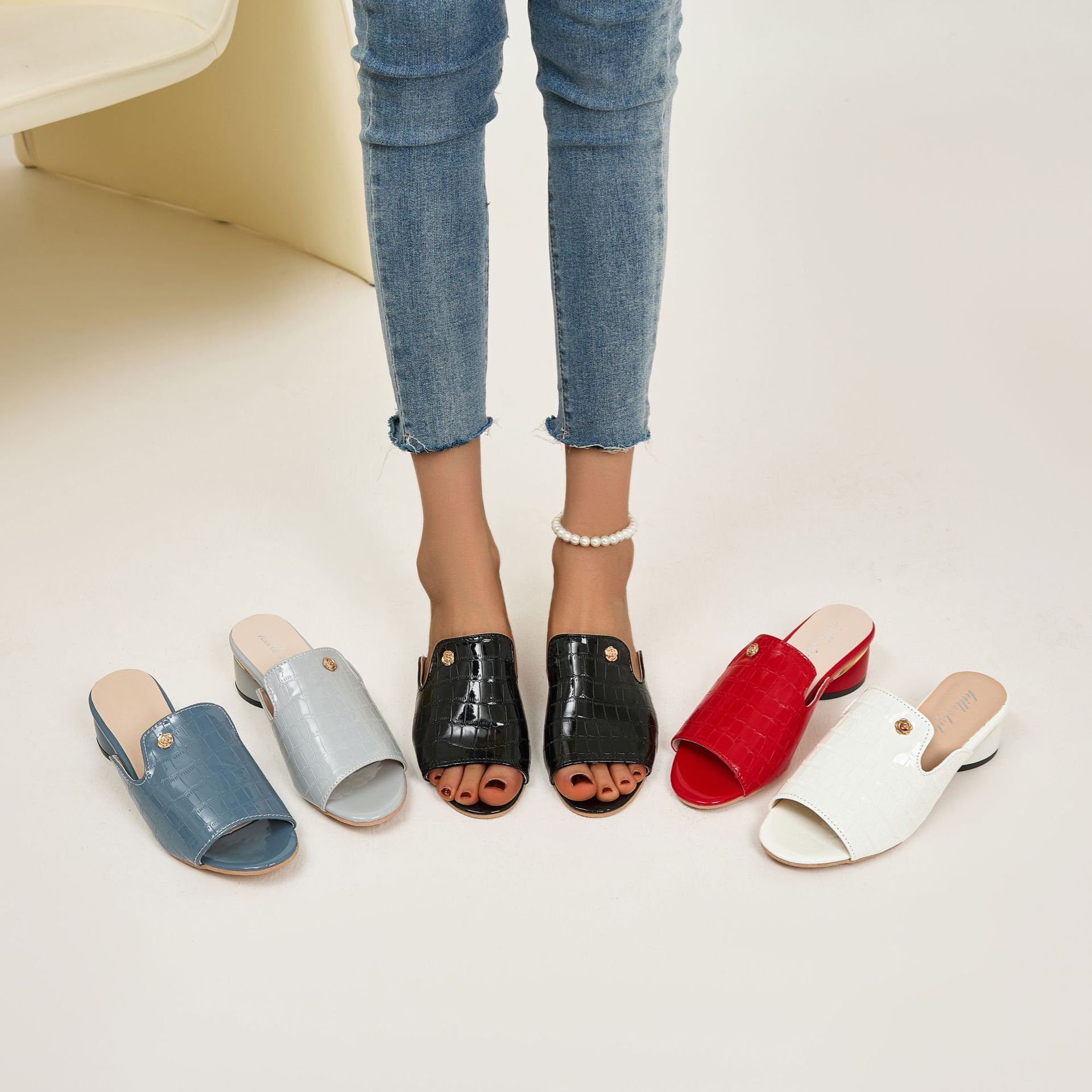 Zapatillas de zapatillas de tacones de verano nuevos zapatos de mujer sandalias de cuero suave para usar fuera de la moda pez boca zapatos de mujer de tamaño grande stock