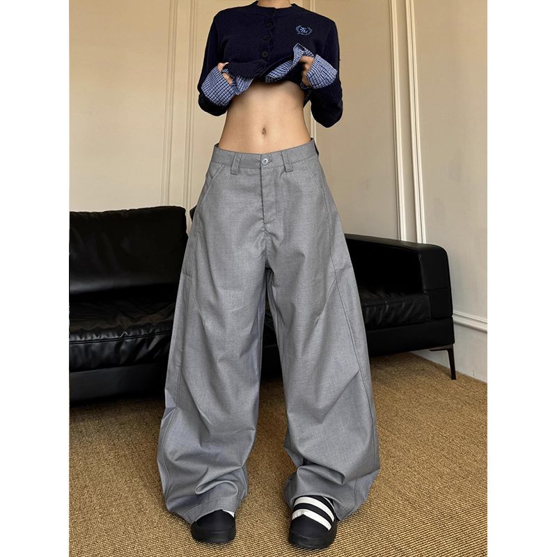 Pantalones de cimitarra gris simples y versátiles de alta gama 2025 silueta suelta plisada pierna ancha pantalones casuales de moda