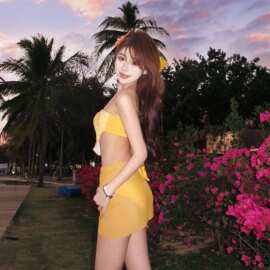 海边多巴胺穿搭抹胸分体比基尼三件套带围裙泳衣女性感辣妹沙滩夏