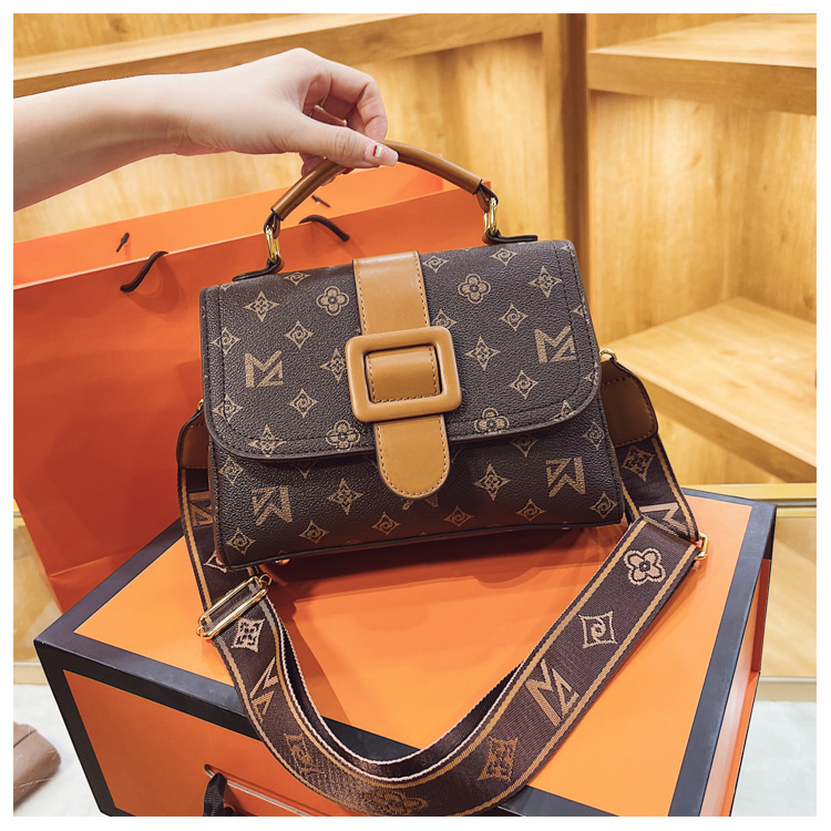 French niche design women's 2023 new fashion printed portable small square broadband one shoulder crossbody bag_voghion.com
