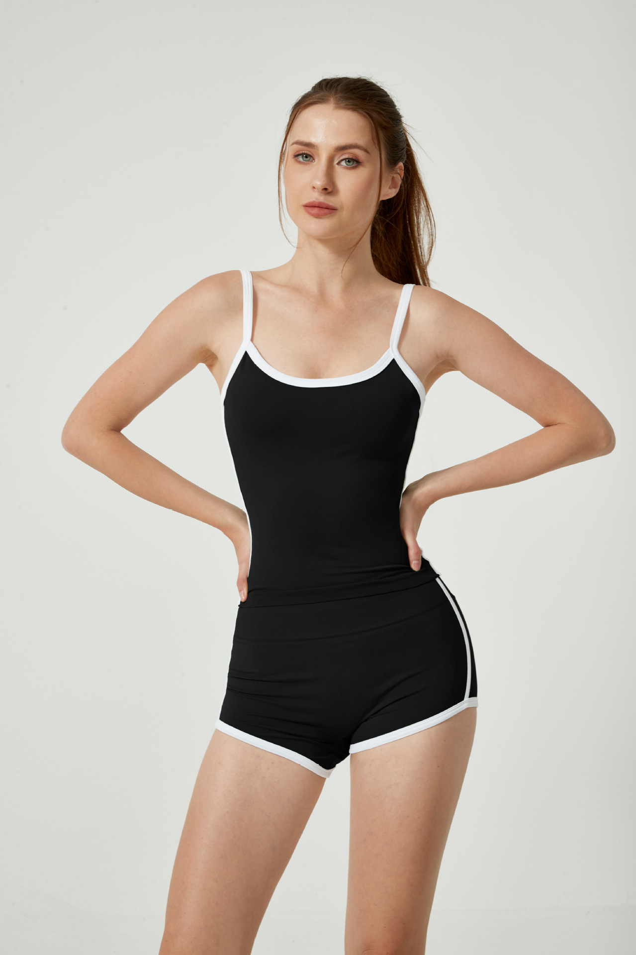 Conjunto de ropa deportiva para yoga y fitness al aire libre: camisola sin costuras con bloques de color y tacto suave, y pantalones cortos. image 7