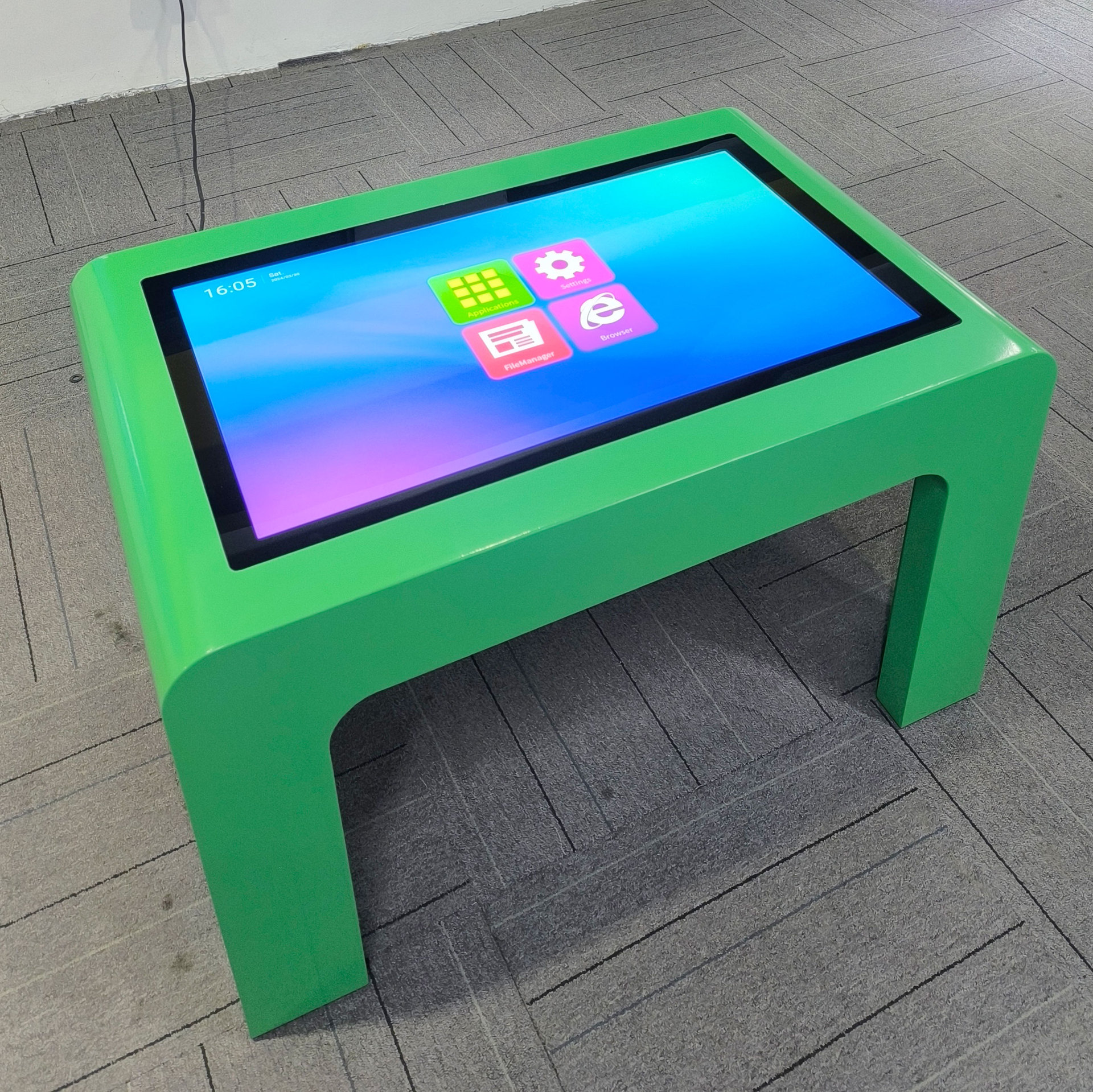 32寸儿童触摸桌防摔圆角设计AR互动游戏护眼屏早教触摸桌