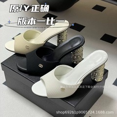2025 春夏の新スタイルのセクシーなラインストーンパールサンダル厚いハイヒールオープントゥサンダル女性のアウターウェア