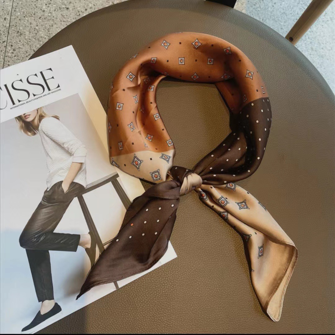 Primavera y verano nueva bufandas de seda impresa profesional bufandas de seda imitación para enviar a la madre 70 bufandas de seda al por mayor