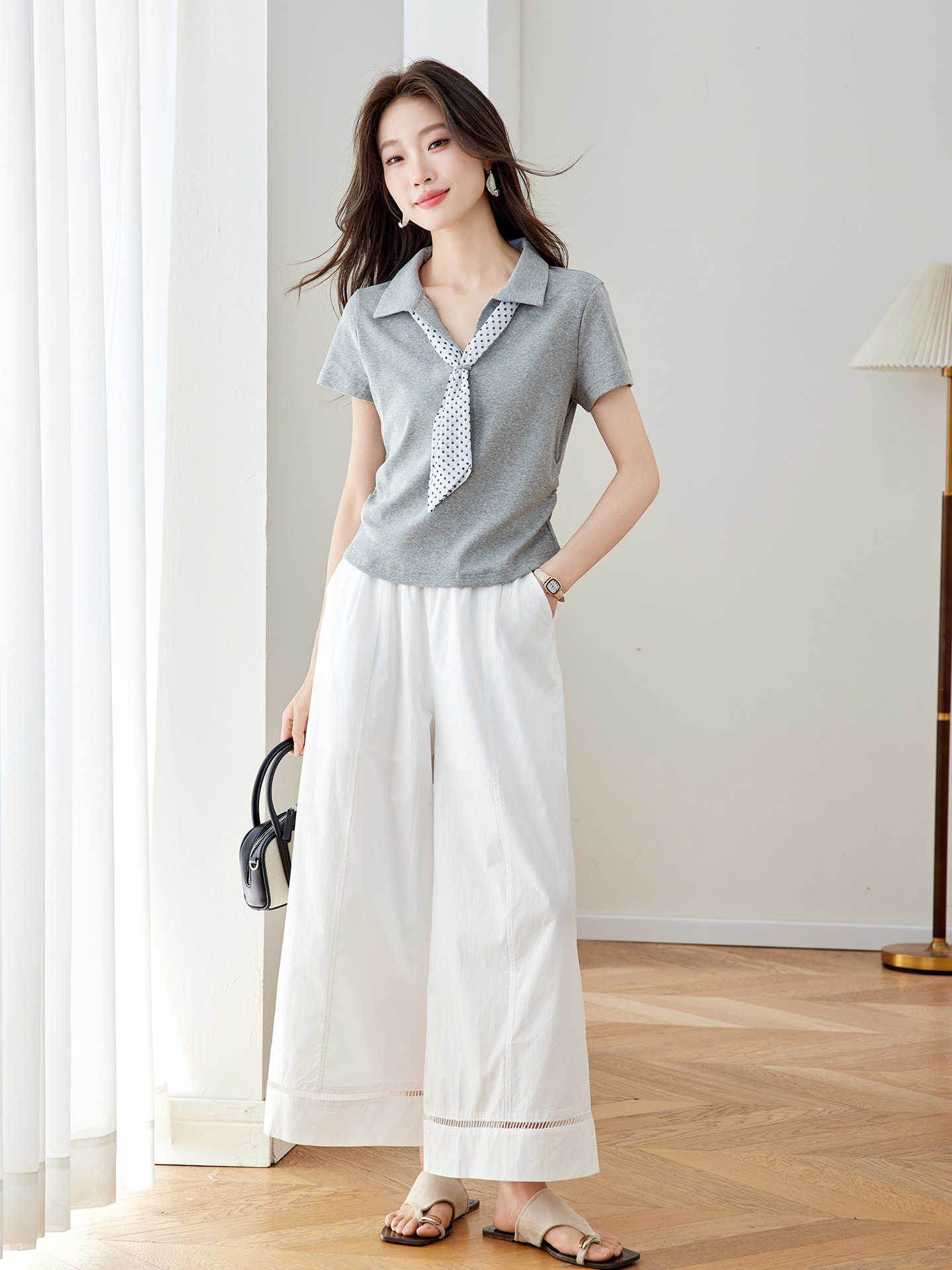 Bộ quần áo nữ gồm áo thun cổ tròn phối khăn lụa và quần ống suông rộng — Xám + quần trắng