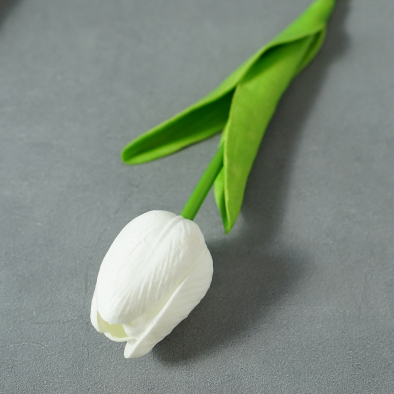国境を越えたアマゾンpuはチューリップの花をシミュレートして、絹の花の偽の花の結婚祝いの家庭用品の北欧の装飾品を手に持っている|undefined
