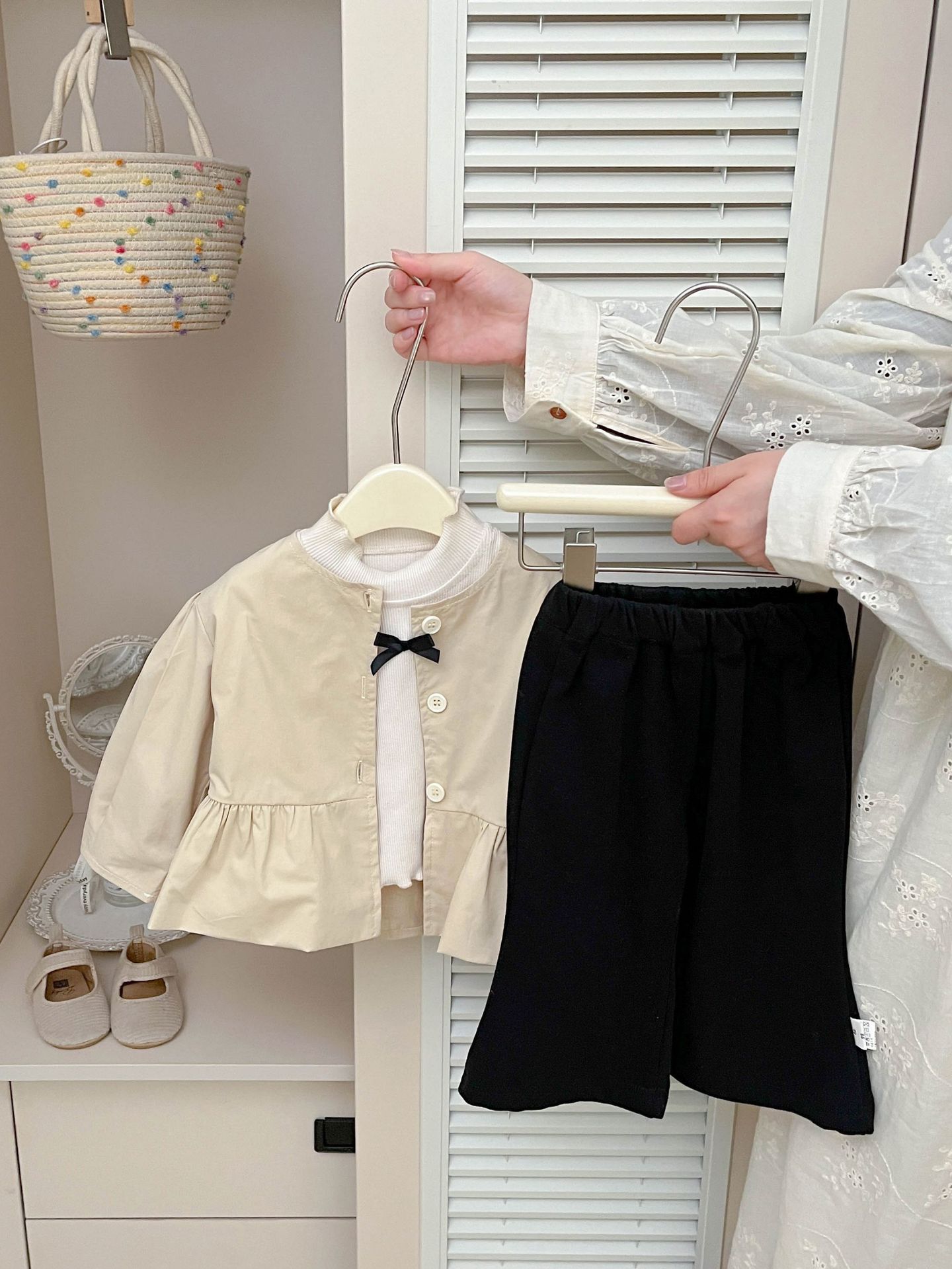 Niña primavera pequeña abrigo de viento fragante 2026 nueva ropa de bebé temperamento de niña pequeña primavera abrigo de moda