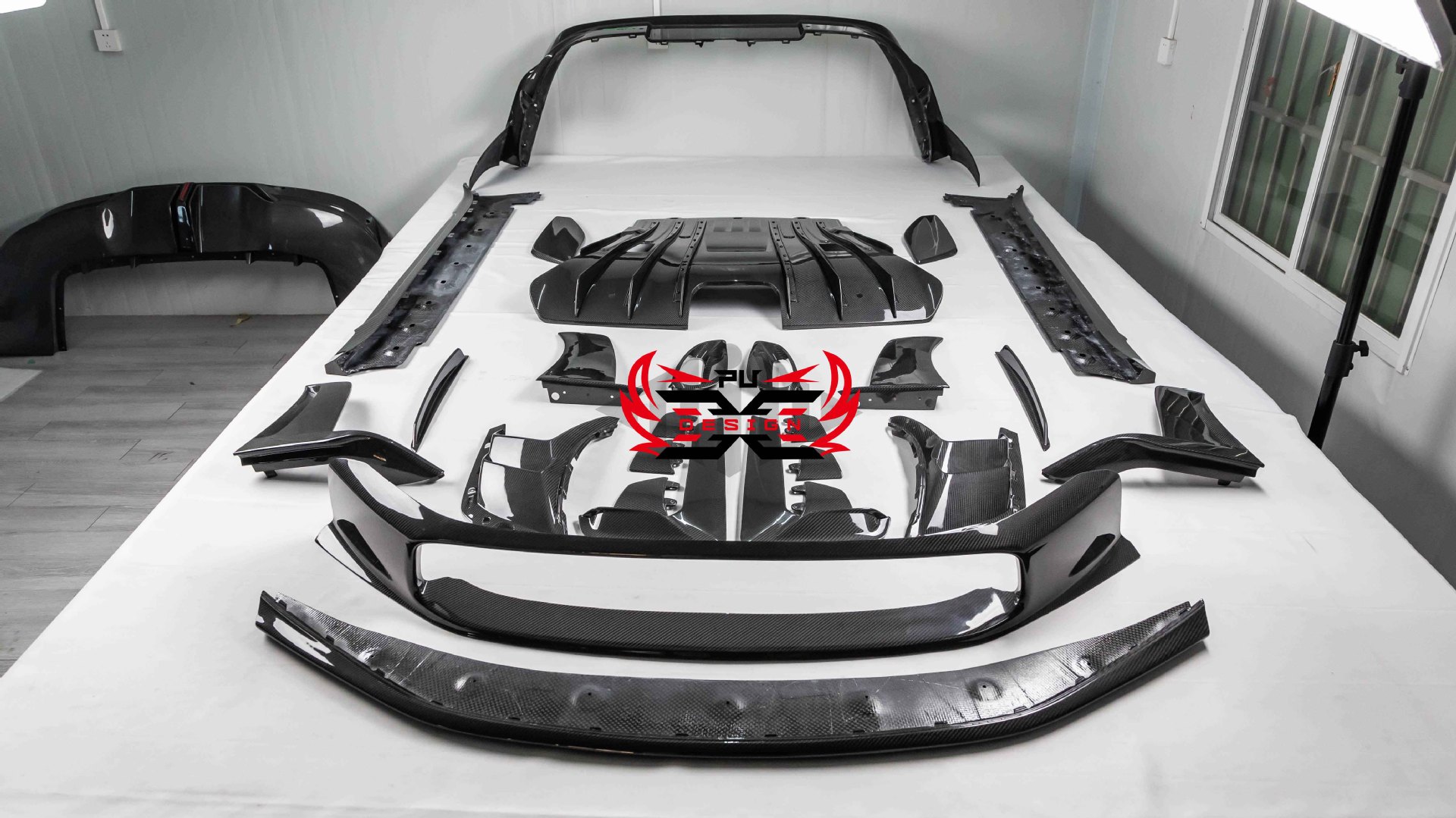 Suitable for Porsche 911 992 GT3RS original dry carbon fiber modification kit, front, middle, rear lip and side skirts